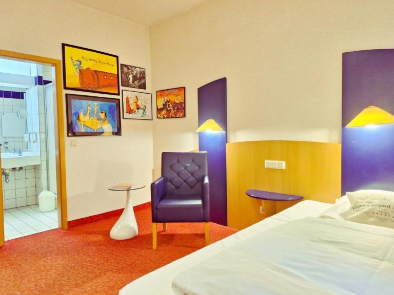 Großes Comfort Zimmer mit Bildern von Udo Lindenberg im Retro-Art Hotel Lünen